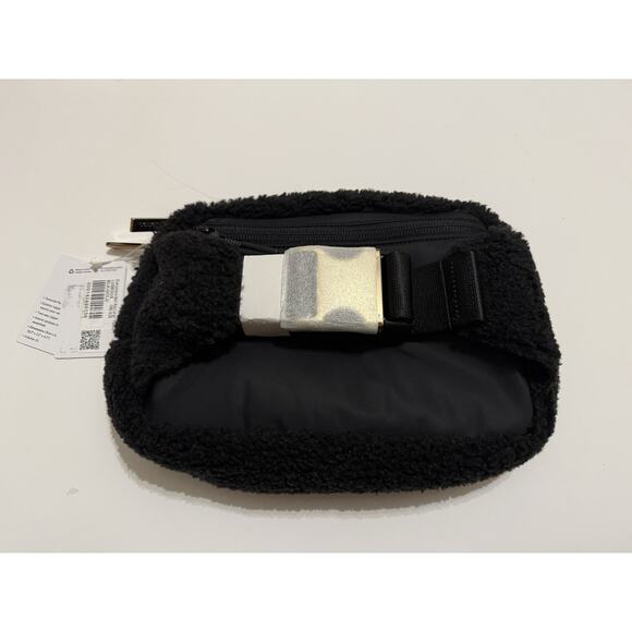 lululemon belt bag latge Everywhere Large with Long Strap 2L but thats not all Lululemon Everywhere Belt Bag Large